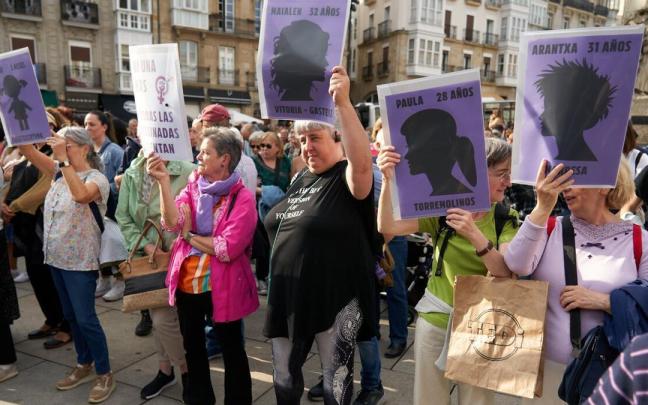Concentración en repulsa por el asesinato de Maialen en Vitoria.