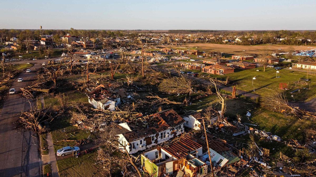 El paso de los tornados sobre Misisipi, en imágenes