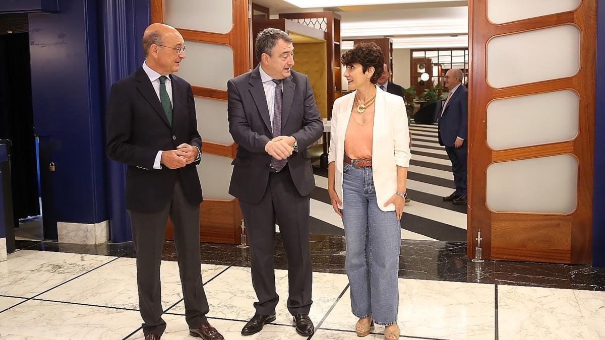 El presidente del EBB del PNV, Aitor Esteban, flanqueado por el diputado Mikel Legarda y la portavoz en el Congreso, Maribel Vaquero