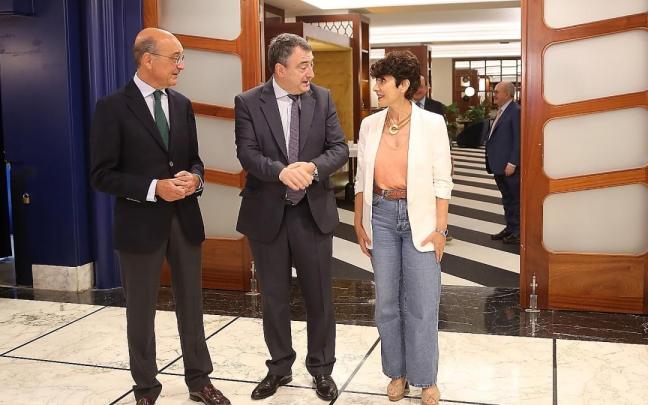 El presidente del EBB del PNV, Aitor Esteban, flanqueado por el diputado Mikel Legarda y la portavoz en el Congreso, Maribel Vaquero