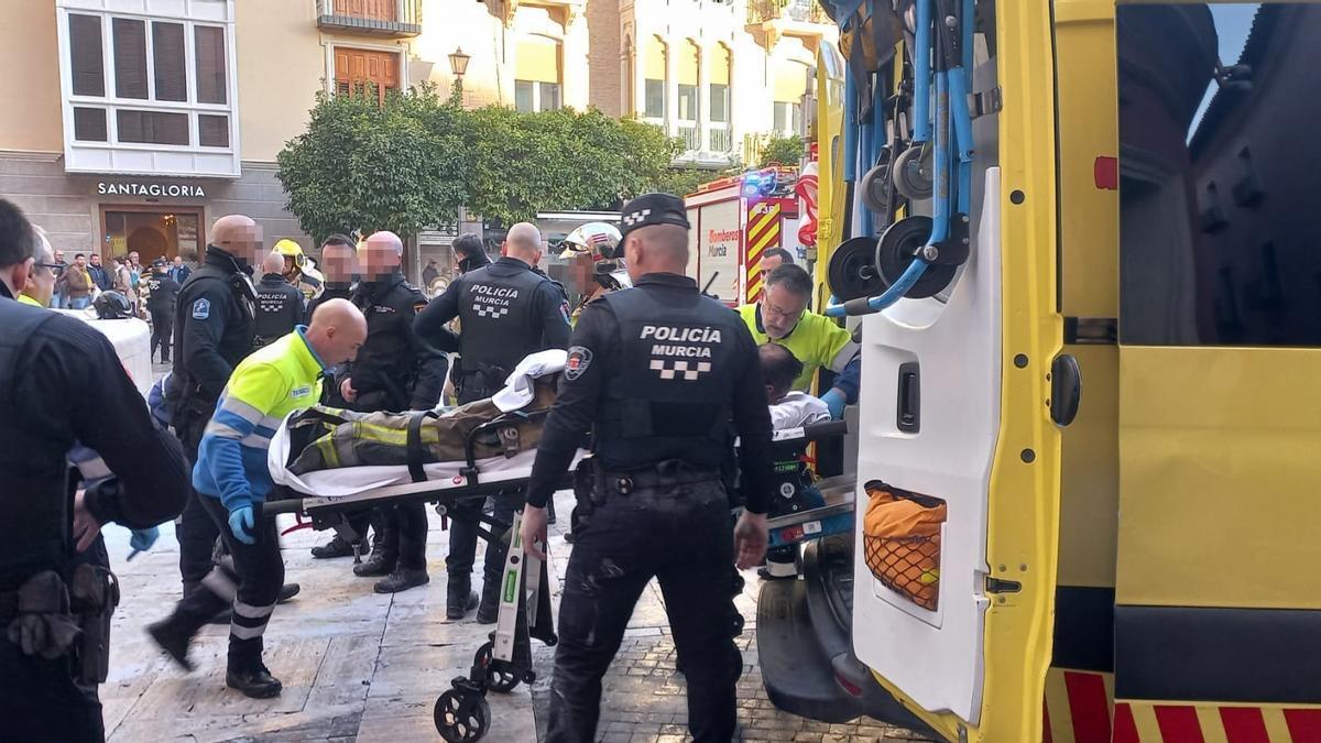 El bombero ha sido trasladado por los servicios sanitarios para ser examinado.