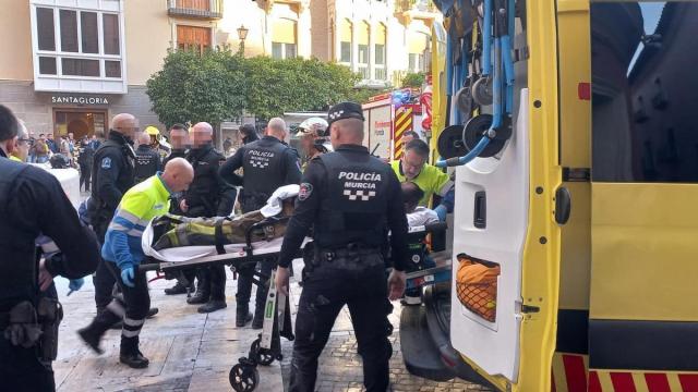 El bombero ha sido trasladado por los servicios sanitarios para ser examinado.