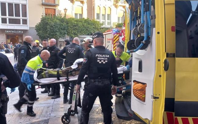 El bombero ha sido trasladado por los servicios sanitarios para ser examinado.