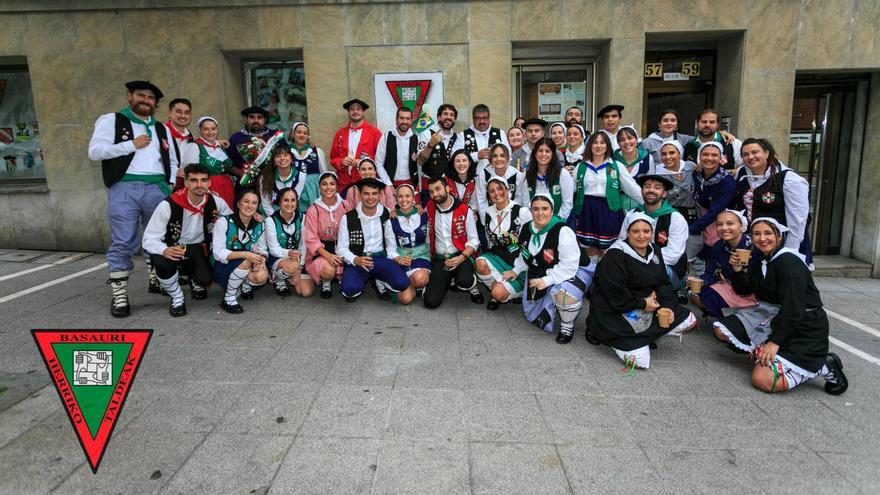 Representantes de las16 cuadrillas que se encargan da dar ambiente y color a las fiestas de Basauri