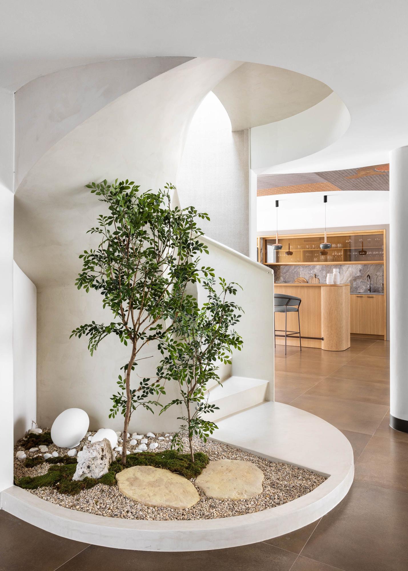 La escalera, eje central de la casa.