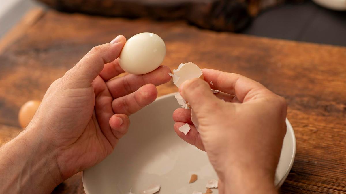 Pelar los huevos puede ser muy sencillo.