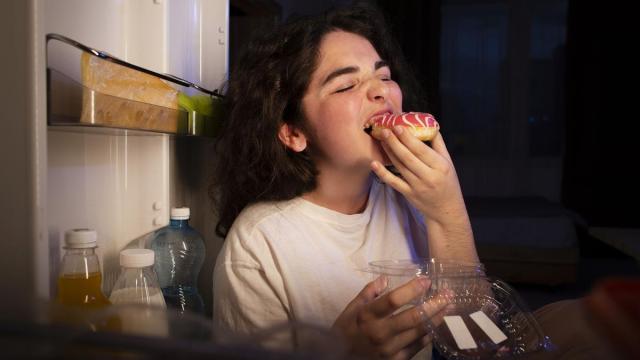 La comida provoca una sensación momentánea de bienestar. / D.S. La comida provoca una sensación momentánea de bienestar.