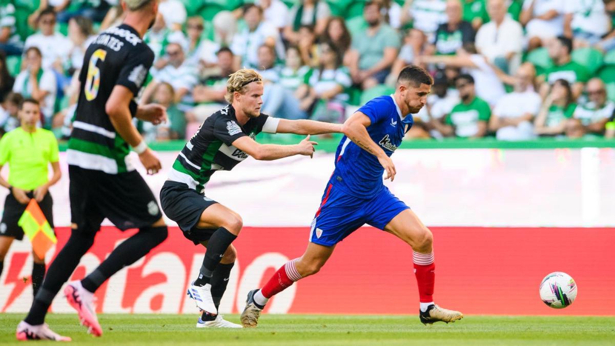 Oihan Sancet en un lance de la derrota del Athletic en Lisboa a manos del Sporting CP