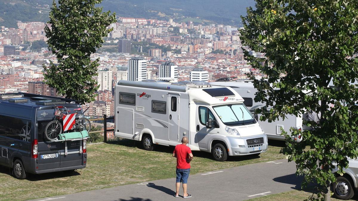 Una autocaravana en Kobetas.