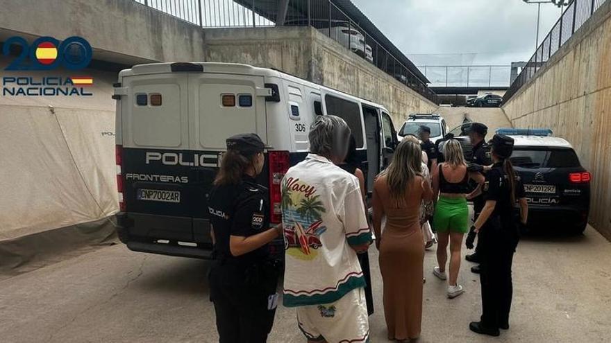 Momento de la detención de los seis clientes en Ibiza.