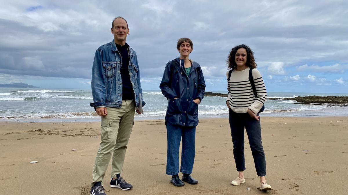 Gorka Arregi, técnico municipal, Irati Epelde, técnica de Azti, y Nerea Egia, integrante del Servicio de Medio Ambiente de la Diputación Foral de Gipuzkoa.