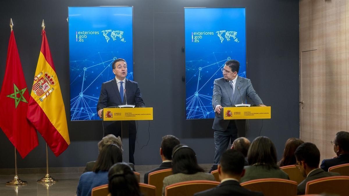 El ministro español de Asuntos Exteriores, José Manuel Albares, y su homólogo marroquí, Nasser Bourita.