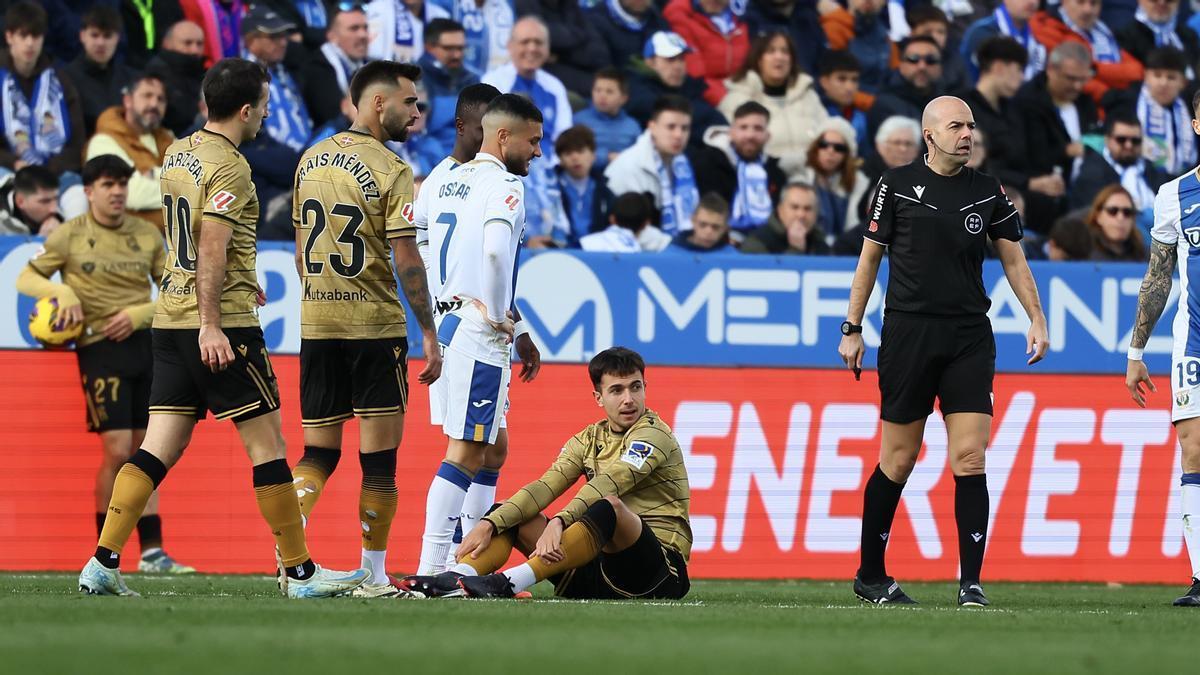 Zubimendi, tendido en el suelo antes de tener que ser sustituido en el campo del Leganés. / REAL SOCIEDAD