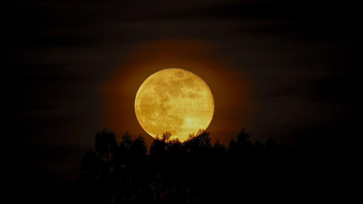 La Luna, este martes, sobre Santiago de Compostela.