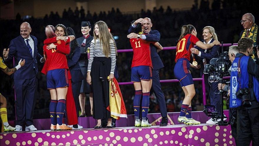 Rubiales abraza a Jenni Hermoso en la entrega de medallas del Mundial de fútbol femenino.