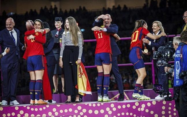 Rubiales abraza a Jenni Hermoso en la entrega de medallas del Mundial de fútbol femenino.
