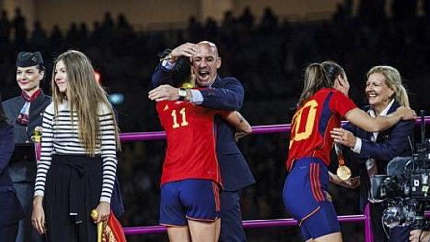 Rubiales abraza a Jenni Hermoso en la entrega de medallas del Mundial de fútbol femenino.