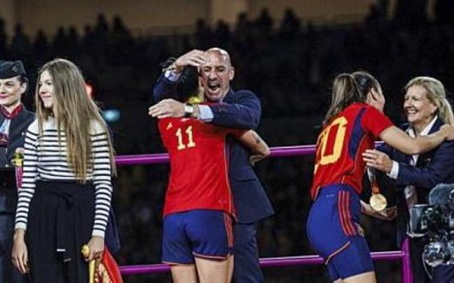 Rubiales abraza a Jenni Hermoso en la entrega de medallas del Mundial de fútbol femenino.