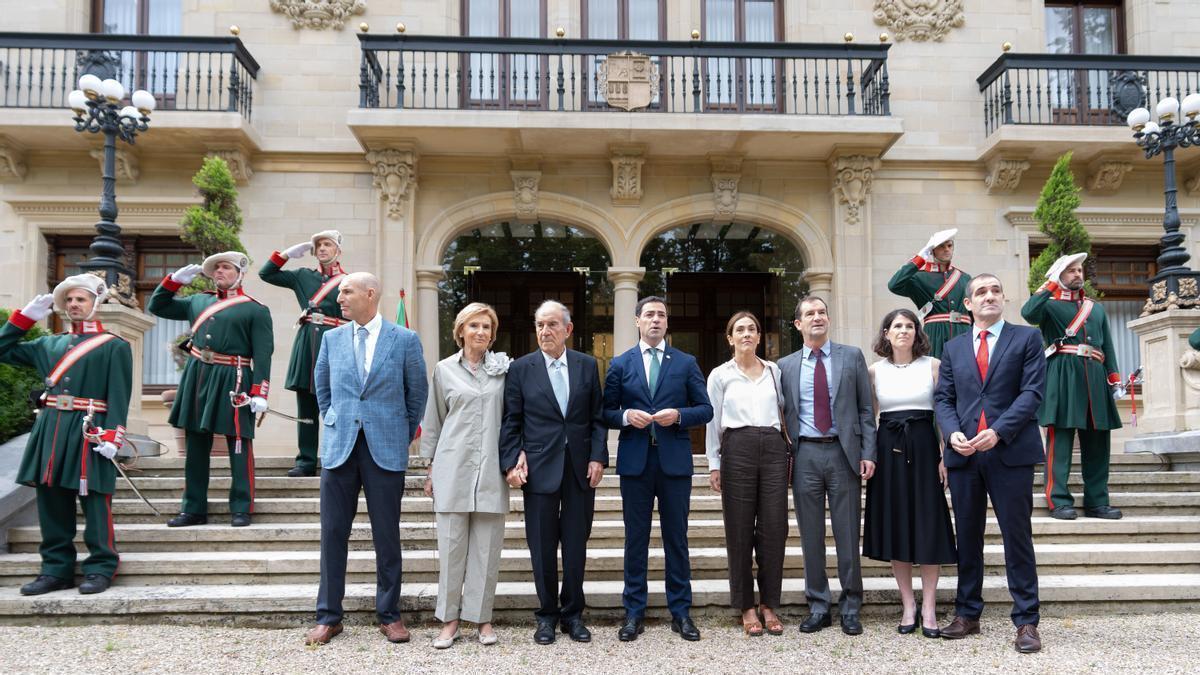 Imanol Pradales junto a Carlos Garaikoetxea durante el acto institucional de reconocimiento al primer Gobierno vasco.