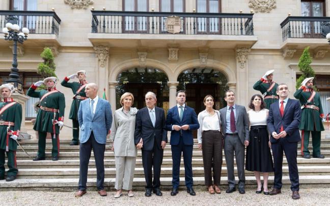 Imanol Pradales junto a Carlos Garaikoetxea durante el acto institucional de reconocimiento al primer Gobierno vasco.
