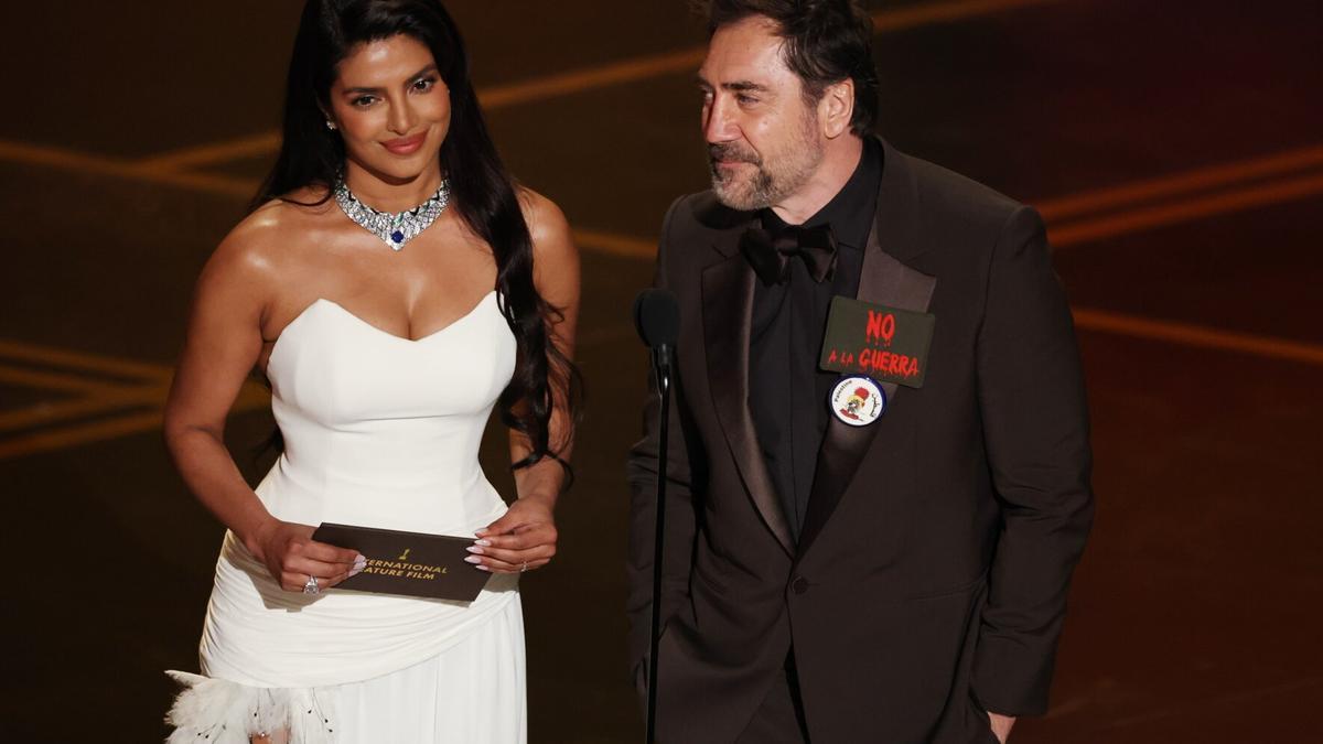 Bardem portaba este domingo la misma pegatina de 'No a la guerra' que usó en 2003 por la guerra de Irak.