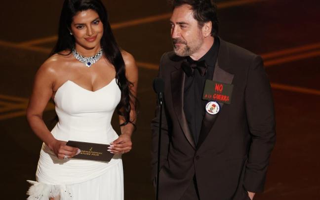 Bardem portaba este domingo la misma pegatina de 'No a la guerra' que usó en 2003 por la guerra de Irak.