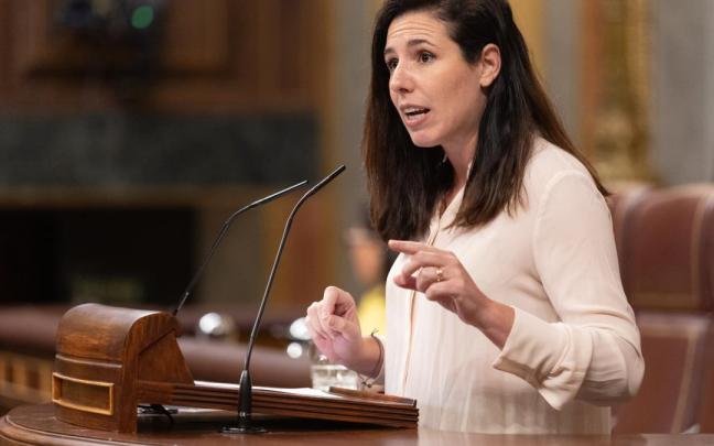 La diputada de Vox, Rocío de Meer, durante una sesión plenaria extraordinaria, en el Congreso de los Diputados.