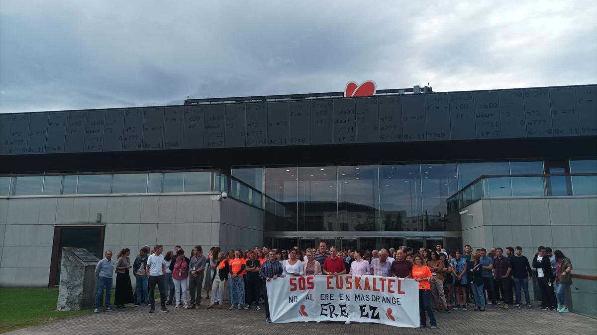 Concentración de los trabajadores de Euskaltel en Zamudio.