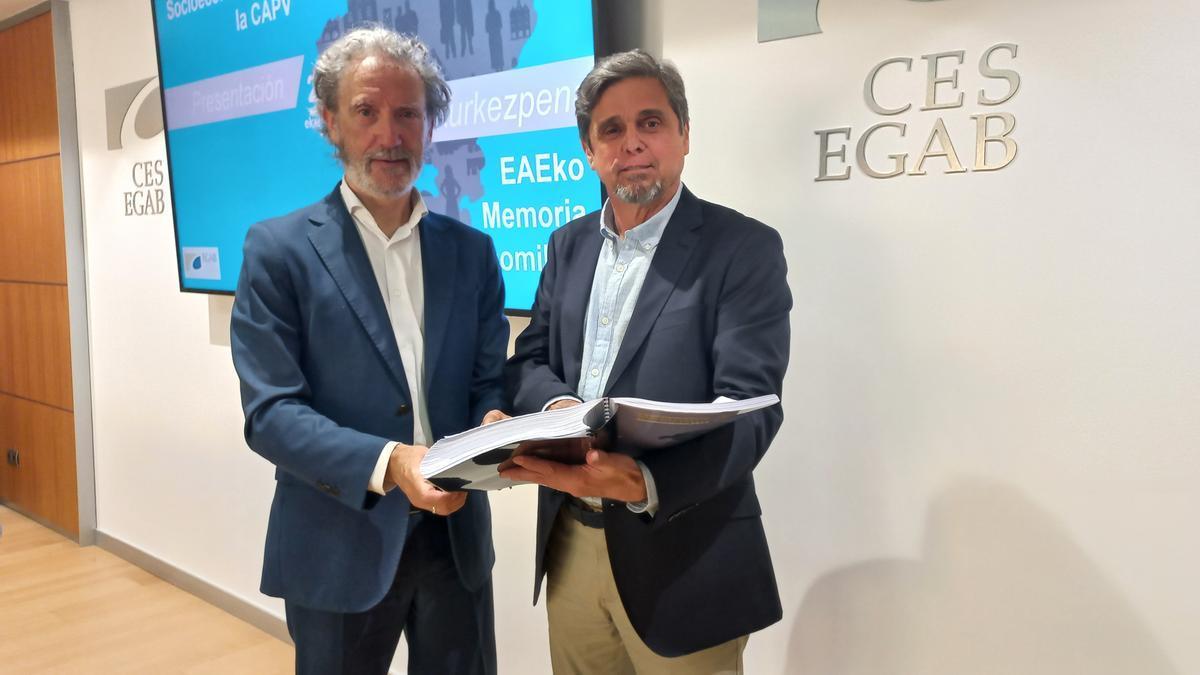 Jon Barrutia y Javier Muñecas, en la presentación de la Memoria del CES.