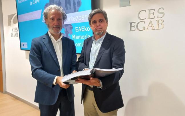Jon Barrutia y Javier Muñecas, en la presentación de la Memoria del CES.