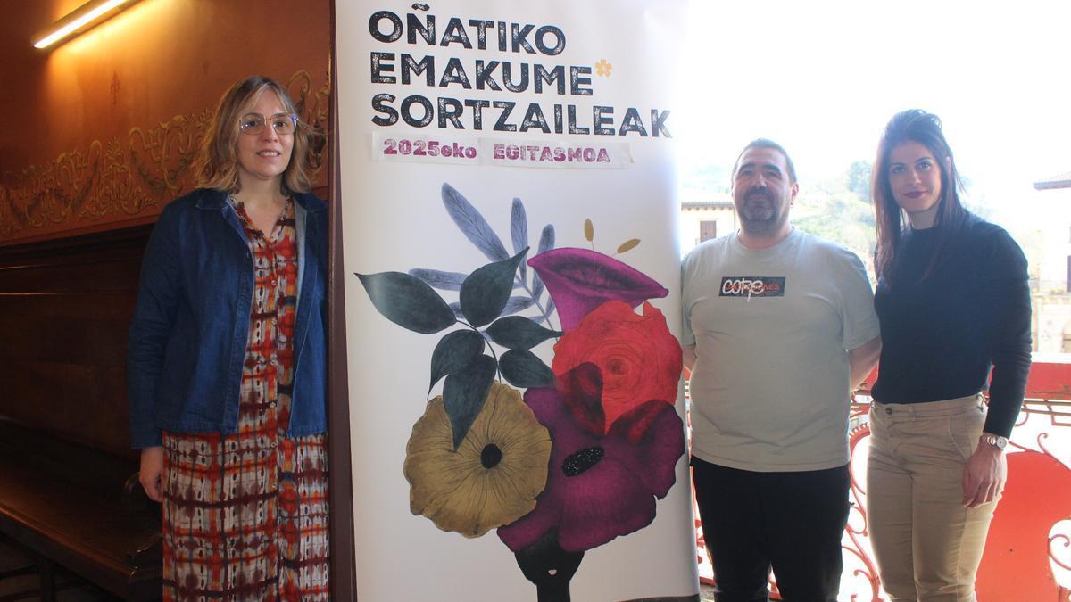 Edurne Iriondo, Iñaki Olalde y Edurne Soraluze en la presentación de 'Oñatiko Emakume Sortzaileak'.