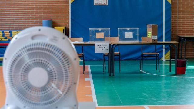 Preparación de la Jornada Electoral en un colegio en Madrid.