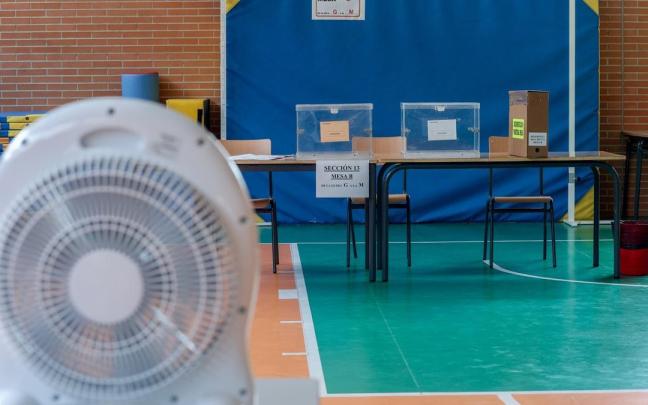 Preparación de la Jornada Electoral en un colegio en Madrid.