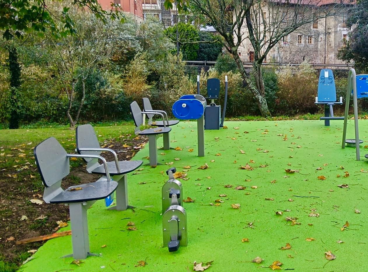 Aparatos de ejercicio al aire libre adaptados a personas mayores