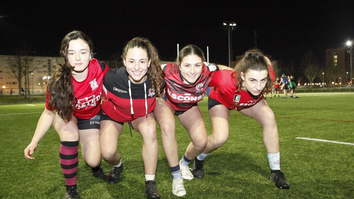 June, Claudia, Naia y Yaiza posan sonrientes antes del inicio de un entrenamiento en el campo de Lakua