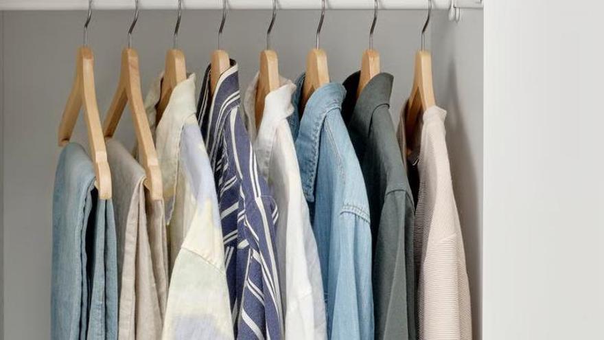 Otra imagen de las perchas naturales Bumerang de Ikea