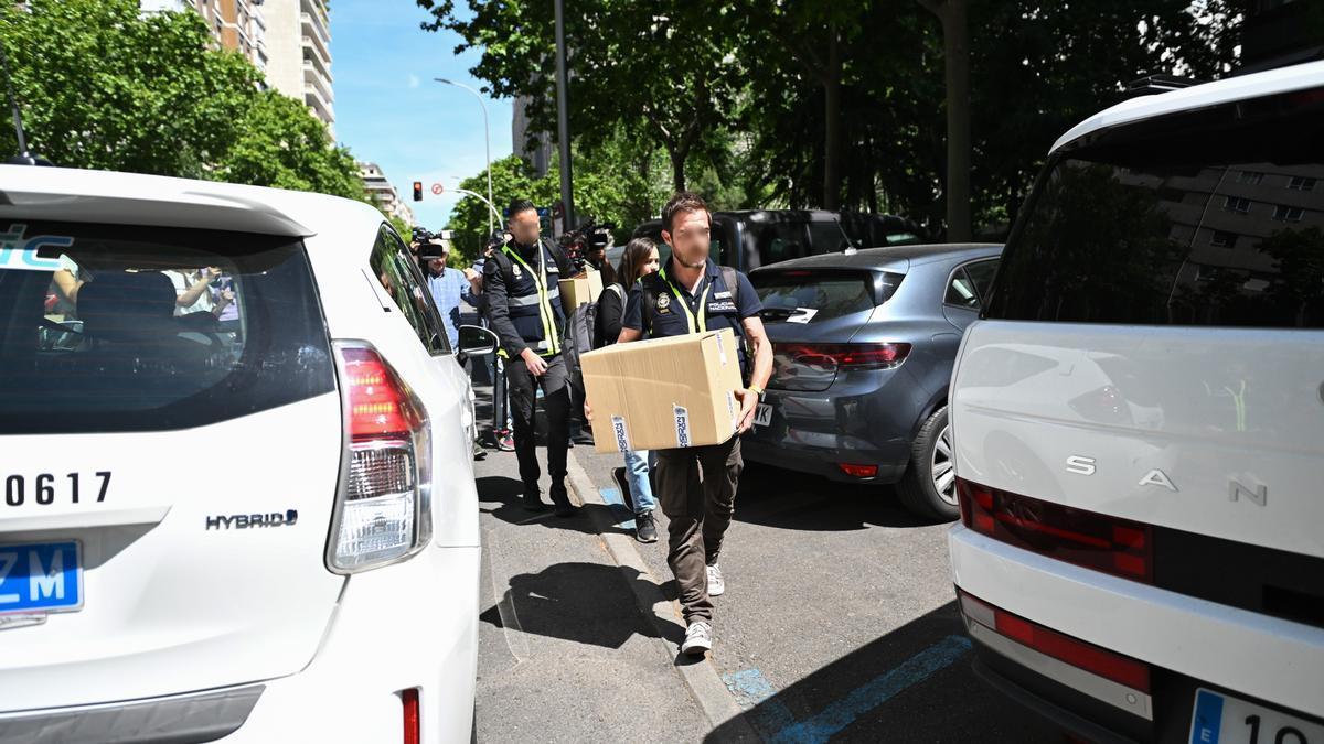 Agentes de la Policía Nacional tras el registro al despacho de Zapatero.