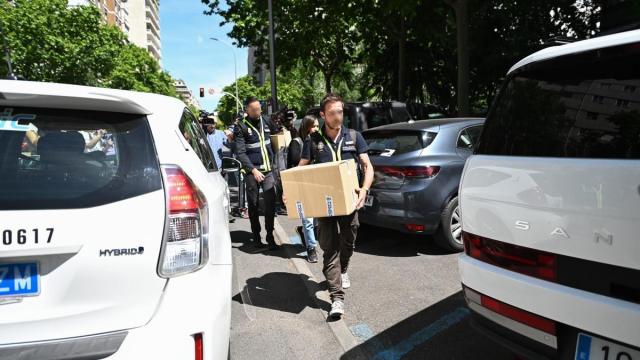 Agentes de la Policía Nacional tras el registro al despacho de Zapatero.