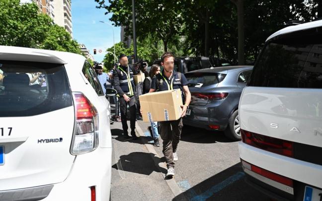 Agentes de la Policía Nacional tras el registro al despacho de Zapatero.