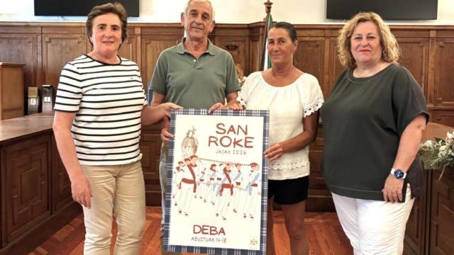 Presentación del cartel de fiestas más votado en la consulta popular organizada por el Ayuntamiento de Deba.