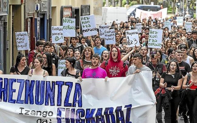 Estudiantes se manifiestan por una enseñanza en euskera. Estudiantes se manifiestan por una enseñanza en euskera.