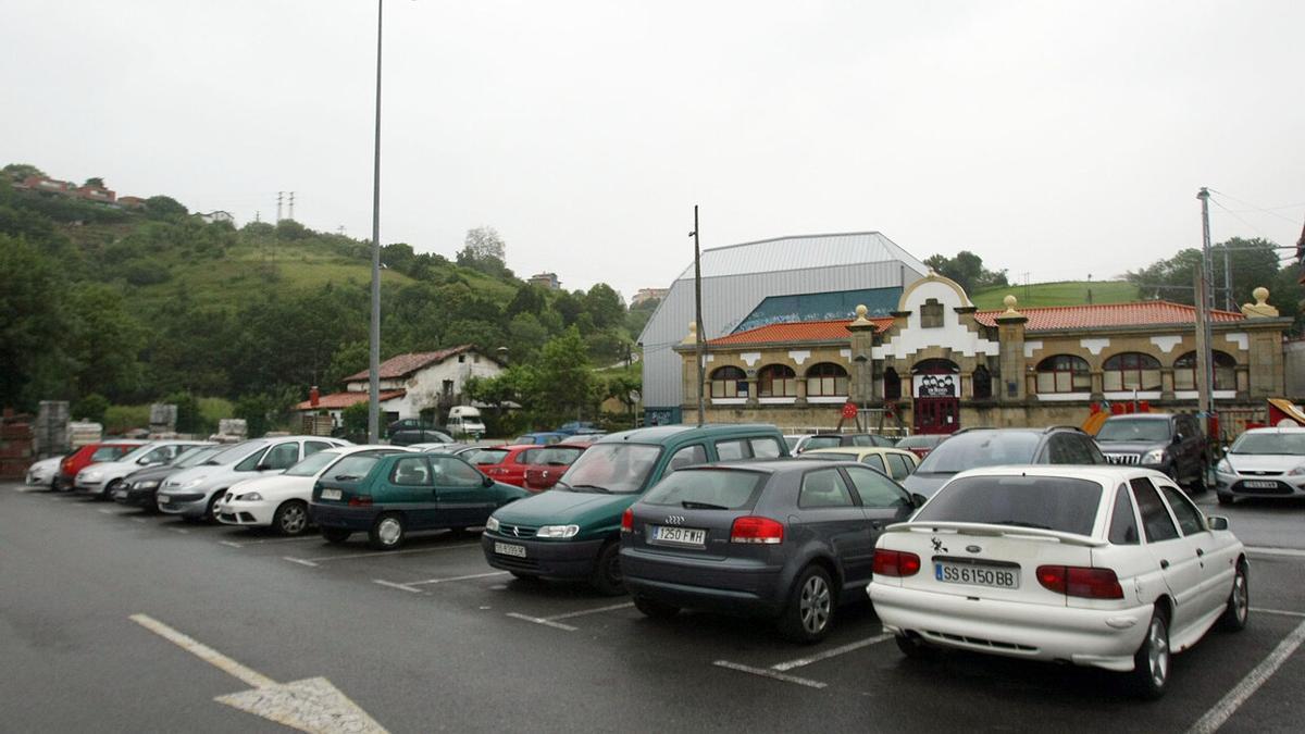 Imagen del aparcamiento al aire libre en Loiola, donde irá una plaza.