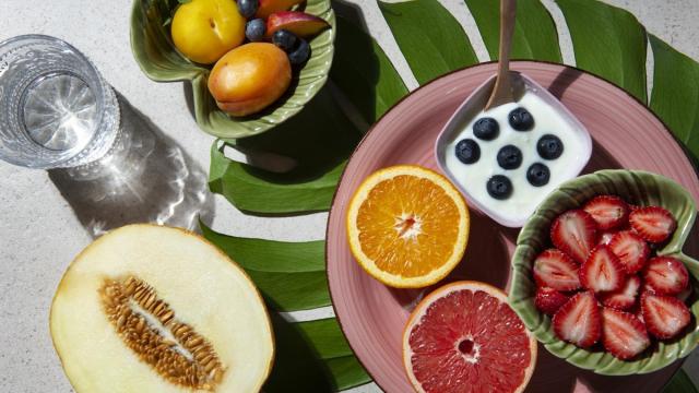 Algunas frutas y verduras tienen acción antioxidante.