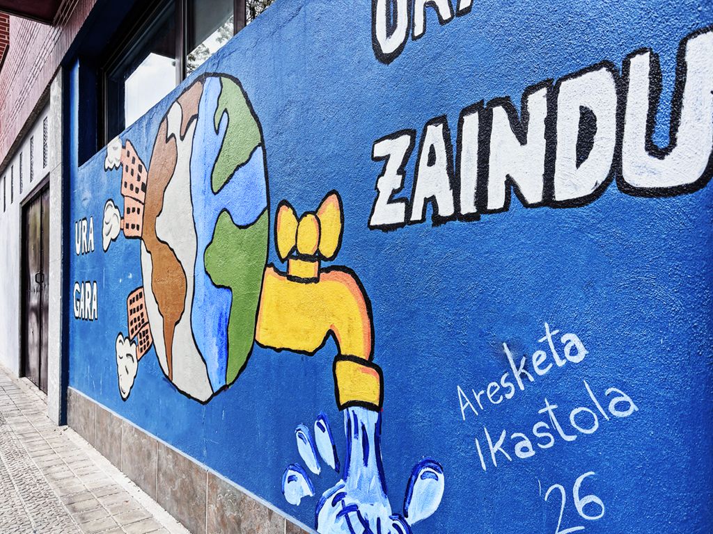 Parte del mural en la fachada de la sede de Urbide en Amurrio