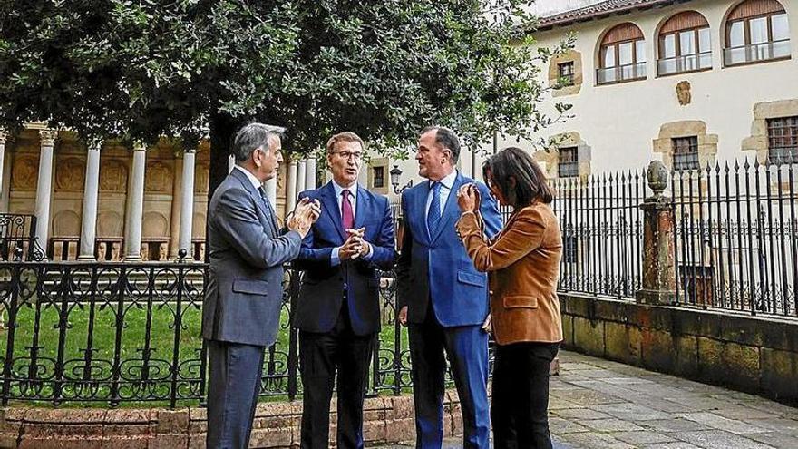 Feijóo, junto a dirigentes del PP vasco en Gernika para celebrar el aniversario del Estatuto. | FOTO: EFE