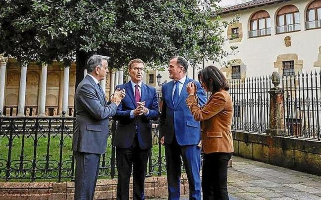 Feijóo, junto a dirigentes del PP vasco en Gernika para celebrar el aniversario del Estatuto. | FOTO: EFE