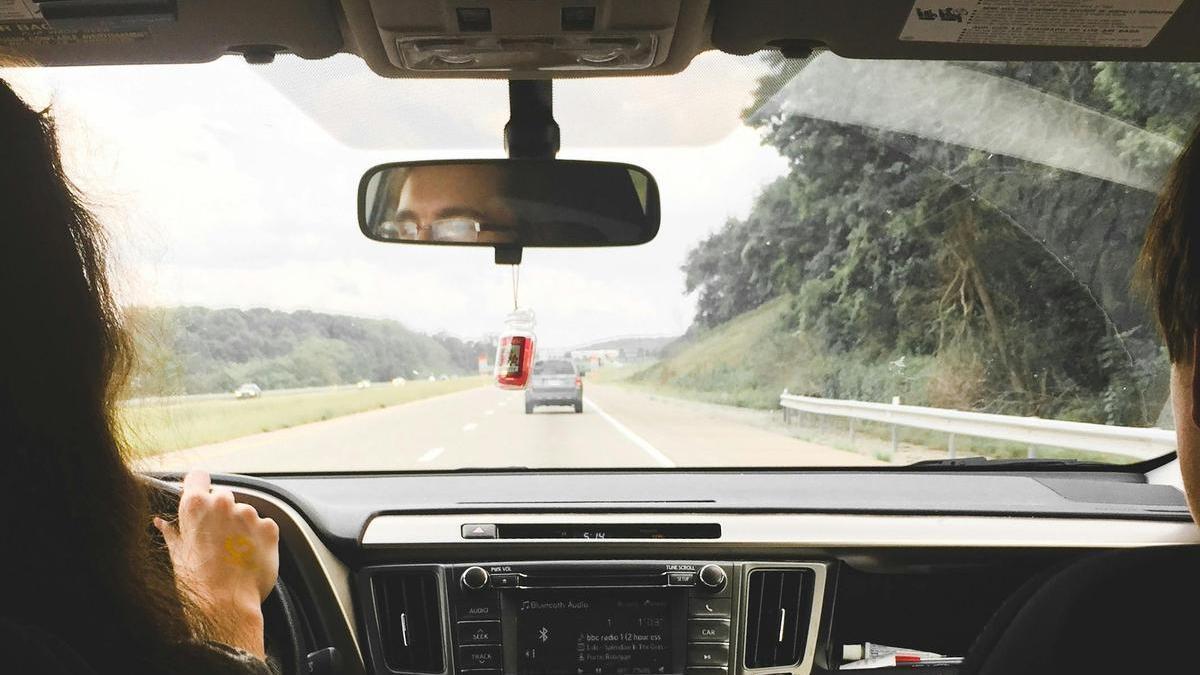 Llevar un ambientador o algún elemento que pueda dificultar la visión en el retrovisor del interior del coche puede acarrear una multa