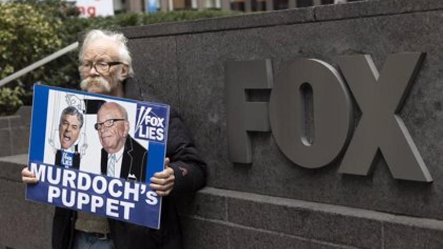 Un hombre protesta contra Fox News ante su sede en Nueva York