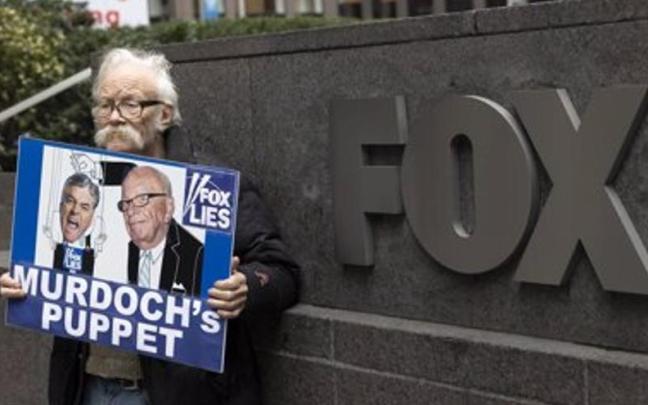 Un hombre protesta contra Fox News ante su sede en Nueva York Un hombre protesta contra Fox News ante su sede en Nueva York