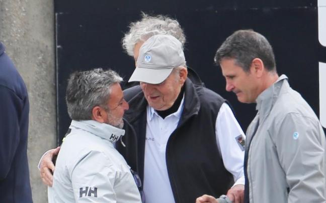 El rey emérito a su llegada al Real Club Náutico de Sansenxo.